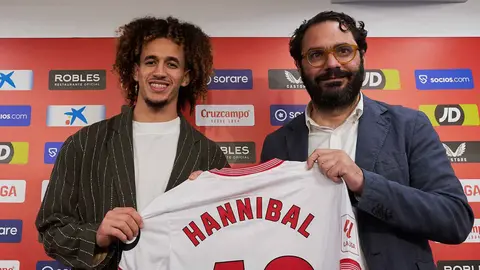 Hannibal Mejbri y V&iacute;ctor Orta en su presentaci&oacute;n con el Sevilla FC | Salvador L&oacute;pez Medina para El MIRA