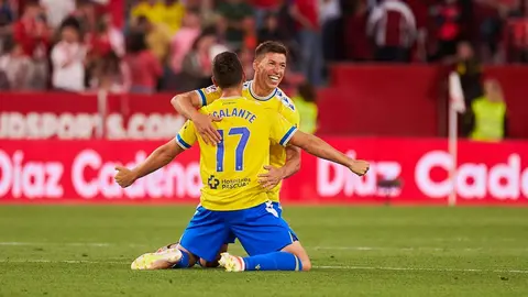 Rub&eacute;n Alcaraz y Gonzalo Escalante en el Sevilla FC - C&aacute;diz CF | Salvador L&oacute;pez Medina para El MIRA