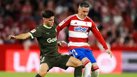 Miguel Guti&eacute;rrez y Jos&eacute; Callej&oacute;n en el partido de la primera vuelta entre el Granada CF y el Girona FC