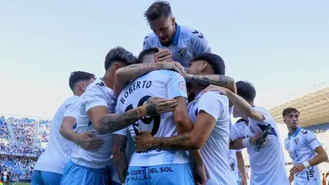 Jugadores del M&aacute;laga CF celebrando un gol del equipo