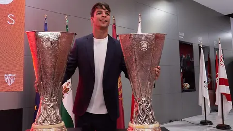 &Oacute;liver Torres posa con las dos copas de la Europa League en su despedida del Sevilla FC | Salvador L&oacute;pez Medina para El MIRA
