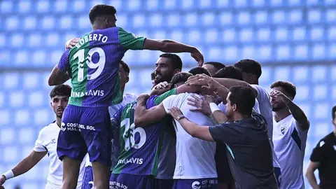 Jugadores del M&aacute;laga CF celebrando uno de los goles ante el Celta Fortuna