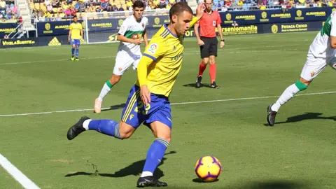 Ager Aketxe durante un partido del C&aacute;diz CF ante el Elche CF