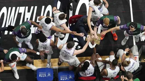 Jugadores y equipo t&eacute;cnico del Unicaja Baloncesto en el partido ante el UCAM Murcia