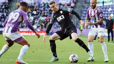 Carlos Clerc, lateral zurdo del Elche CF que podr&iacute;a fichar por el C&aacute;diz CF