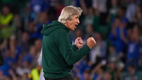 Manuel Pellegrini celebra un gol del Real Betis | Salvador L&oacute;pez Medina para El MIRA