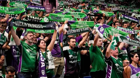 Aficionados del Unicaja Baloncesto en el pabell&oacute;n Mart&iacute;n Carpena de M&aacute;laga