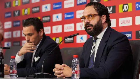 V&iacute;ctor Orta y Del Nido Carrasco en la presentaci&oacute;n de Garc&iacute;a Pimienta con el Sevilla FC | Salvador L&oacute;pez Medina para El MIRA