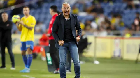 Sergio Pellicer, entrenador del M&aacute;laga CF, durante un partido con el equipo