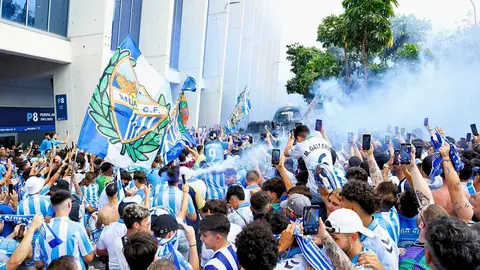 Aficionados del M&aacute;laga CF recibiendo al autob&uacute;s del equipo en La Rosaleda