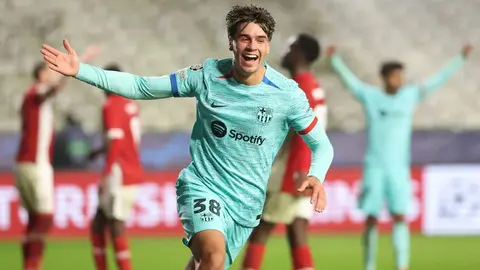 Marc Guiu celebra un gol con la el&aacute;stica del FC Barcelona