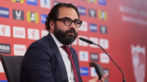 V&iacute;ctor Orta en la presentaci&oacute;n de Chidera Ejuke con el Sevilla FC | Salvador L&oacute;pez Medina para El MIRA