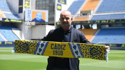 Paco L&oacute;pez posa con la bufanda del C&aacute;diz CF en el Nuevo Mirandilla