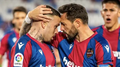 Roger Mart&iacute; y Jos&eacute; Luis Morales celebran un gol con el Levante UD