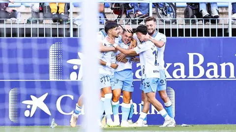 Jugadores del M&aacute;laga CF celebrando un gol en La Rosaleda