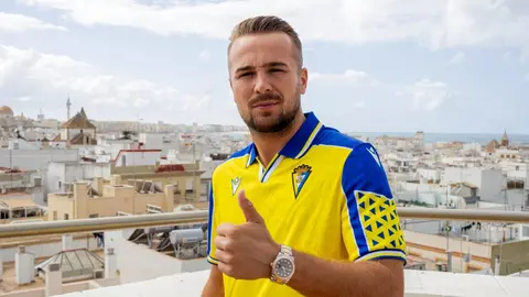 Javi Ontiveros posa con la camiseta del C&aacute;diz CF | CCF