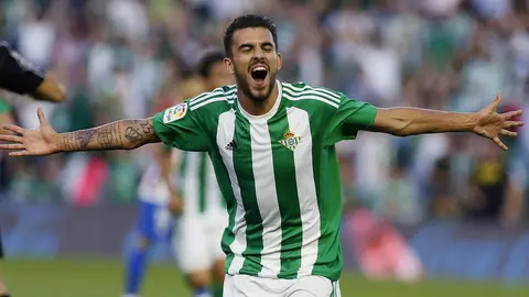 Dani Ceballos, actual jugador del Real Madrid, celebra un gol durante su etapa en el Real Betis