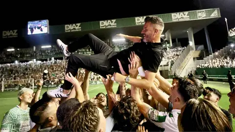 Jugadores del C&oacute;rdoba CF manteando a Iv&aacute;n Ania