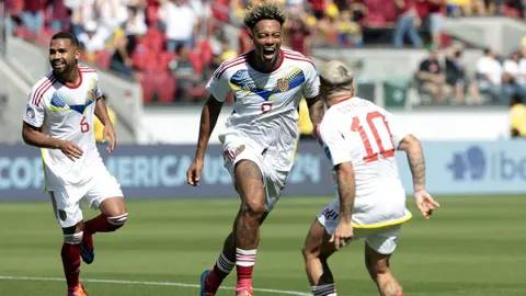 Jhonder C&aacute;diz celebra su primer gol anotado con la el&aacute;stica de Venezuela