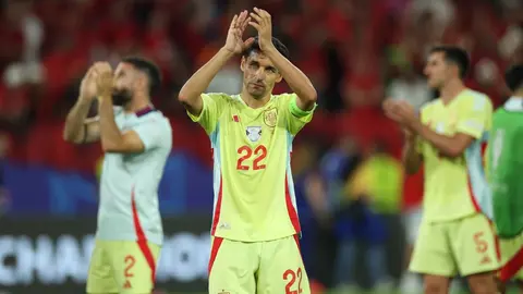 Jes&uacute;s Navas aplaude a los aficionados espa&ntilde;oles tras el partido que enfrent&oacute; a Espa&ntilde;a y Albania en la Eurocopa