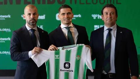 Romain Perraud en su presentaci&oacute;n con el Real Betis junto a Manu Fajardo y Jos&eacute; Miguel L&oacute;pez Catal&aacute;n | Rafael Rom&aacute;n