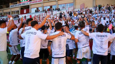 Jugadores del Marbella FC celebrando el ascenso a Primera RFEF