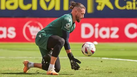 Conan Ledesma, en el calentamiento previo del C&aacute;diz CF - Girona FC | Salvador L&oacute;pez Medina para El MIRA