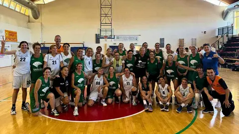 Jugadoras del Unicaja de M&aacute;laga +50 femenino y las del Italia Highlander P&eacute;saro