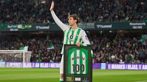 Juan Miranda recibe la placa de 100 partidos con el Real Betis en la previa del partido ante el Villarreal | Salvador L&oacute;pez Medina para El MIRA