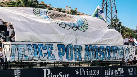 Una pancarta en apoyo al Marbella FC en el Ban&uacute;s Football Center