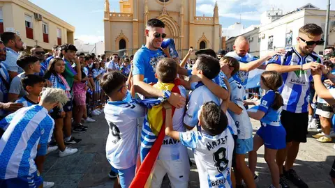 Aficionados del M&aacute;laga CF abrazando a Roberto Fern&aacute;ndez tras conseguir el ascenso a Segunda Divisi&oacute;n