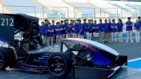 Equipo F&oacute;rmula Gades formado por los estudiantes de la UCA junto al monoplaza G24