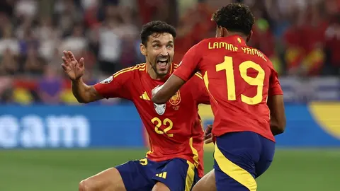 Jes&uacute;s Navas y Lamine Yamal celebran el gol del joven jugador en la Eurocopa ante Francia