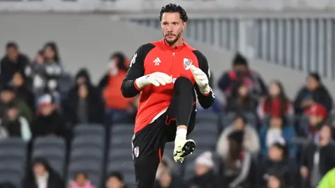 Conan Ledesma calentando antes de su debut con River Plate