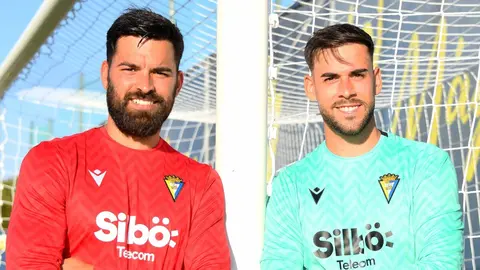 Jos&eacute; Antonio Caro y David Gil posan con las nuevas camisetas del C&aacute;diz CF | CCF