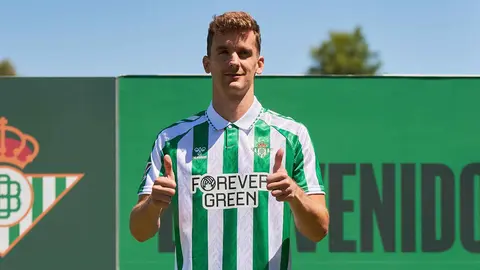Diego Llorente en su presentaci&oacute;n con el Real Betis | Salvador L&oacute;pez Medina para El MIRA