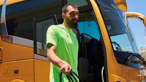 Borja Iglesias llega al Aeropuerto de Sevilla con el Real Betis | Salvador L&oacute;pez Medina para El MIRA