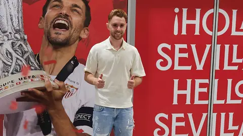 Peque llega al Aeropuerto de Sevilla para firmar por el Sevilla FC | Salvador L&oacute;pez Medina para El MIRA