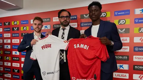 Peque Fern&aacute;ndez, Sambi Lokonga y V&iacute;ctor Orta en la presentaci&oacute;n de los dos jugadores con el Sevilla FC | Salvador L&oacute;pez Medina para El MIRA