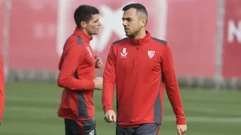 Joan Jord&aacute;n durante un entrenamiento del Sevilla FC