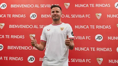 Sa&uacute;l &Ntilde;&iacute;guez posa con la camiseta del Sevilla FC | Salvador L&oacute;pez Medina para El MIRA
