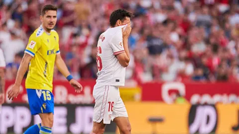 Jes&uacute;s Navas emocionado durante su cambio en el Sevilla FC - C&aacute;diz CF | Salvador L&oacute;pez Medina para El MIRA