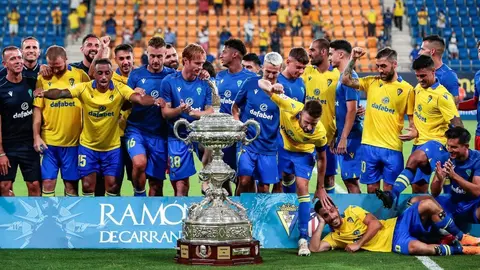 Los jugadores del C&aacute;diz CF celebran la consecuci&oacute;n del Trofeo Carranza