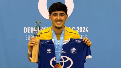 Jaime Fern&aacute;ndez posa con el trofeo de campe&oacute;n