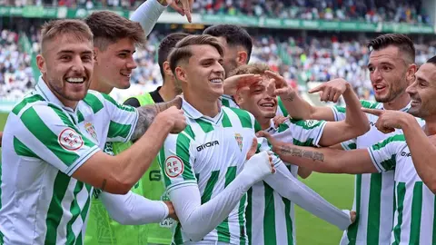 Los jugadores del C&oacute;rdoba CF celebran un gol anotado en el curso pasado