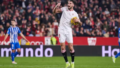 Rafa Mir celebra su gol en el Sevilla FC - Deportivo Alav&eacute;s | Salvador L&oacute;pez Medina para El MIRA