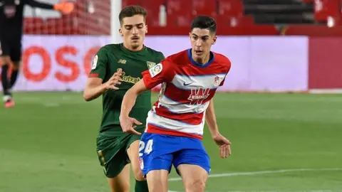 Carlos Fern&aacute;ndez durante un partido con la camiseta del Granada CF