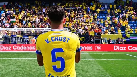 V&iacute;ctor Chust apunta a salir del C&aacute;diz CF en forma de cesi&oacute;n