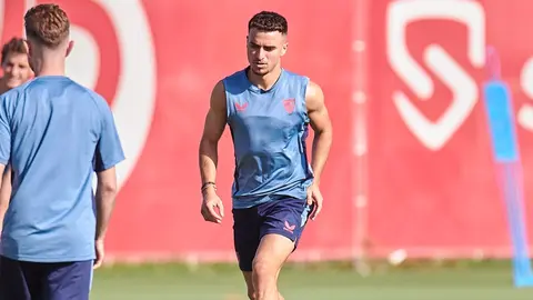 Adri&agrave; Pedrosa en el entrenamiento del Sevilla FC | Salvador L&oacute;pez Medina para El MIRA