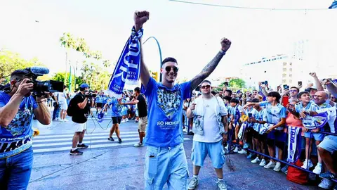 Roberto Fern&aacute;ndez celebrando el ascenso del M&aacute;laga CF
